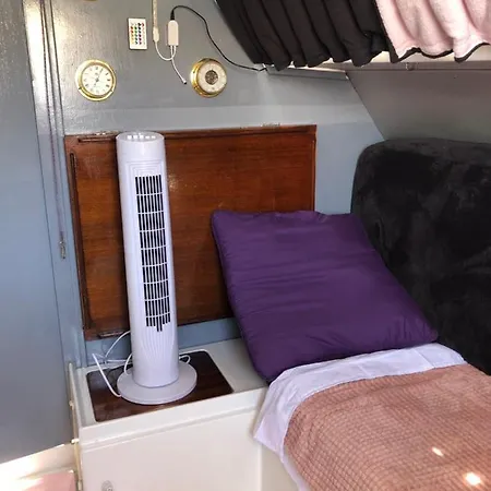 Bateau Douillet Refait A Neuf, Parking Gratuit Ботель